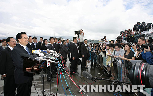 胡锦涛主席上午11时32分乘专机抵达香港