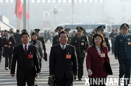 10月21日,中国共产党第十七次全国代表大会闭幕会将在北京人民大会堂举行。这是代表步入会场。