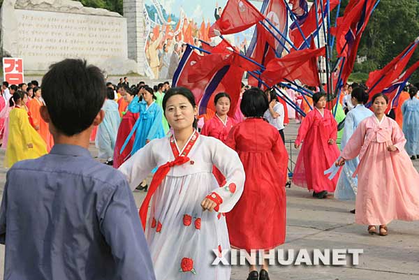  6��19�գ����ʴ�ѧ�����׶�ƽ���Ŀ����Ź㳡�������衣�����ǳ�������쵼�˽����ս��뵳���빤��43��������գ���ǡ�����ڣ���������ѧ����ƽ������Ҫ�㳡���м�����ᣬ���Ƚ��ա�